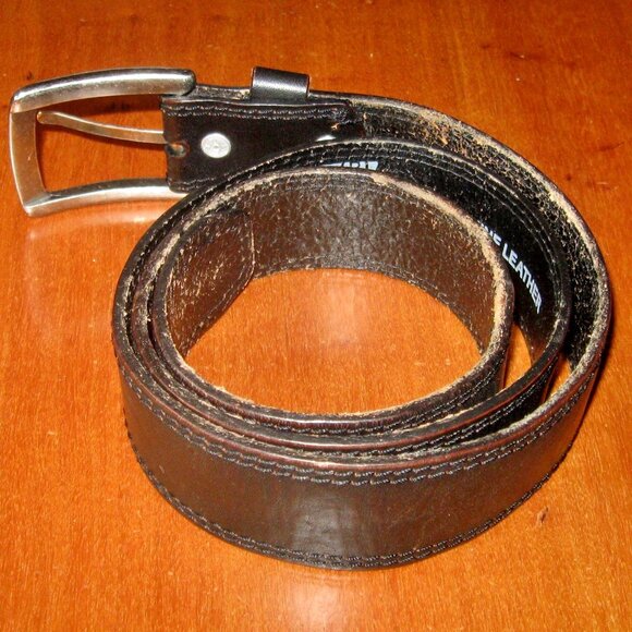 LeVI'S Vintage Black Genuine Leather Belt w Silvertone Metal Buckle Sz 36 - Picture 7 of 7